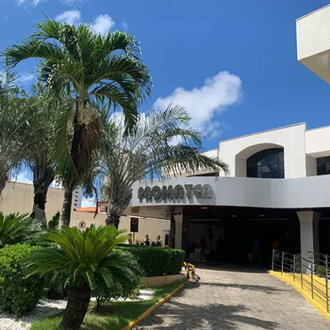 Fachada do Hospital Promater em Natal, com jardins e palmeiras